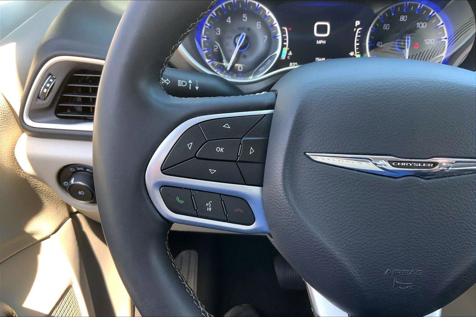 Used 2023 Chrysler Pacifica Touring-L image 17