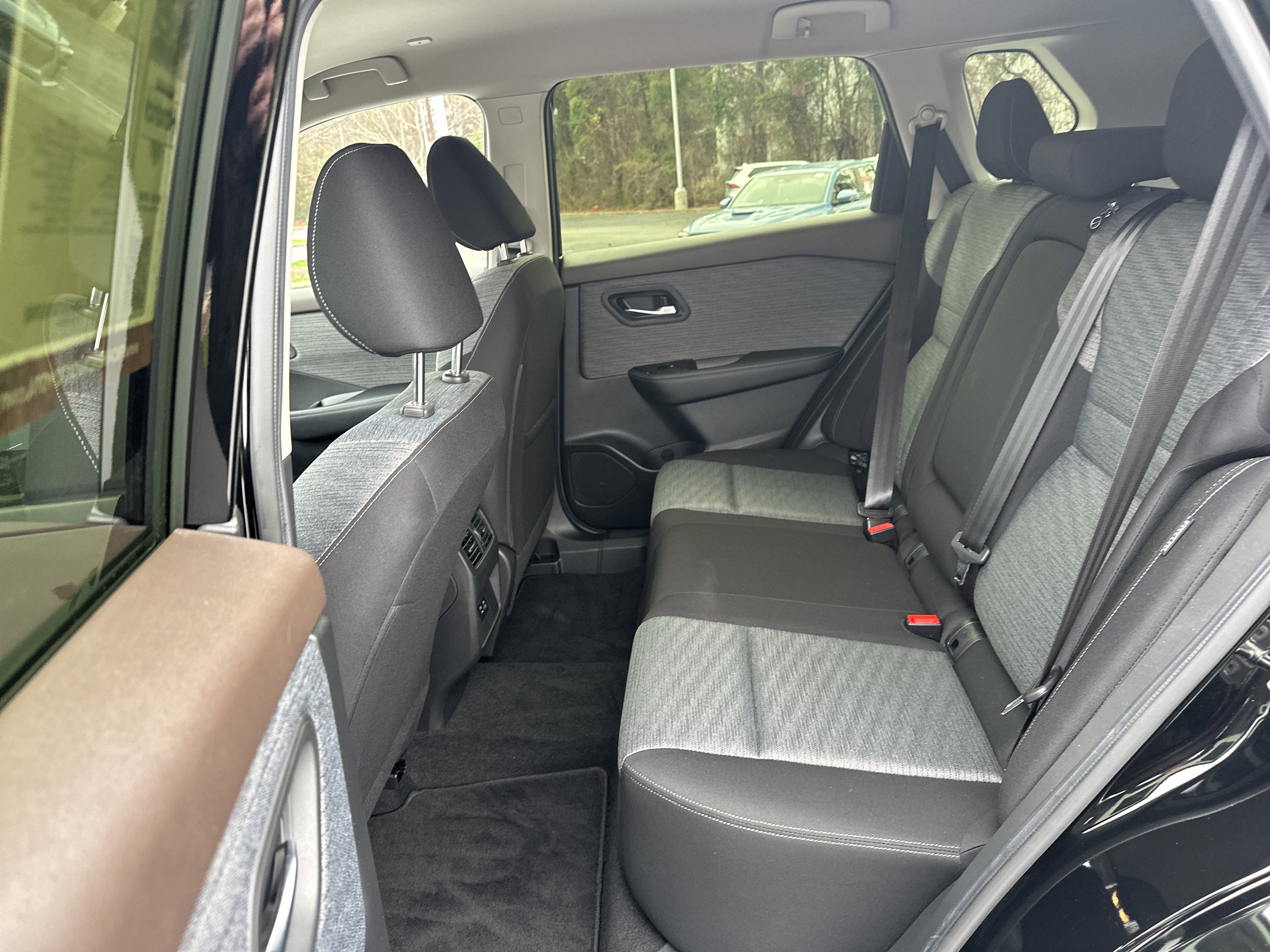 Used 2023 Nissan Rogue SV image 30