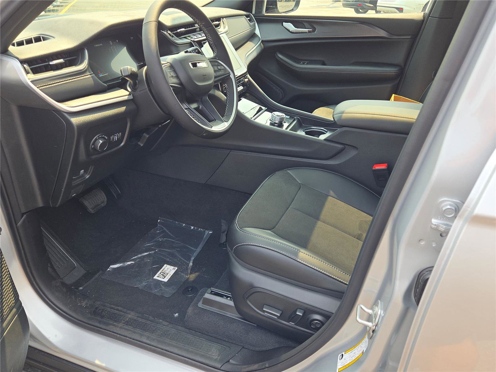 New 2025 Jeep Grand Cherokee Altitude image 26