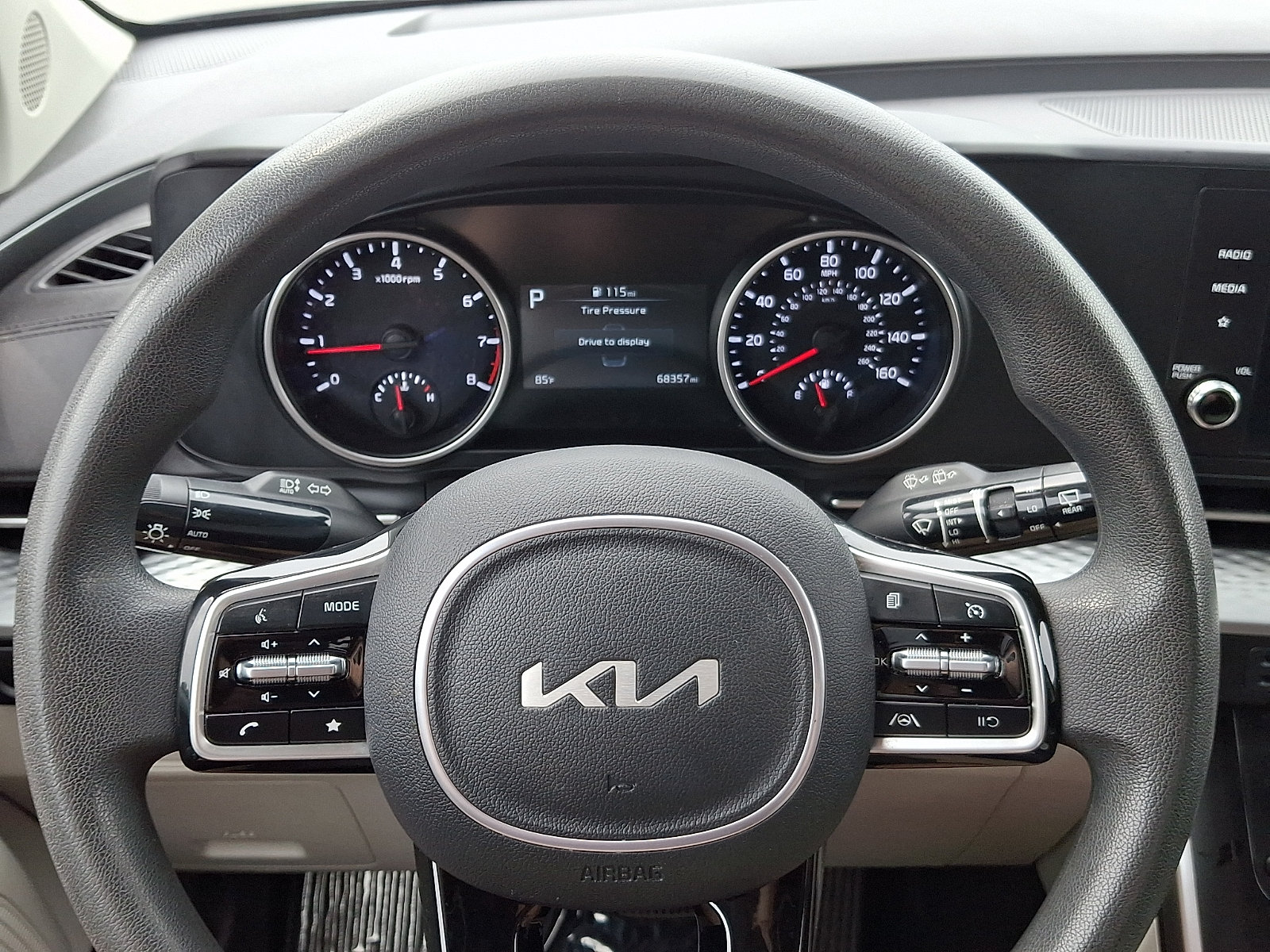 Used 2023 Kia Carnival LX FWD image 18