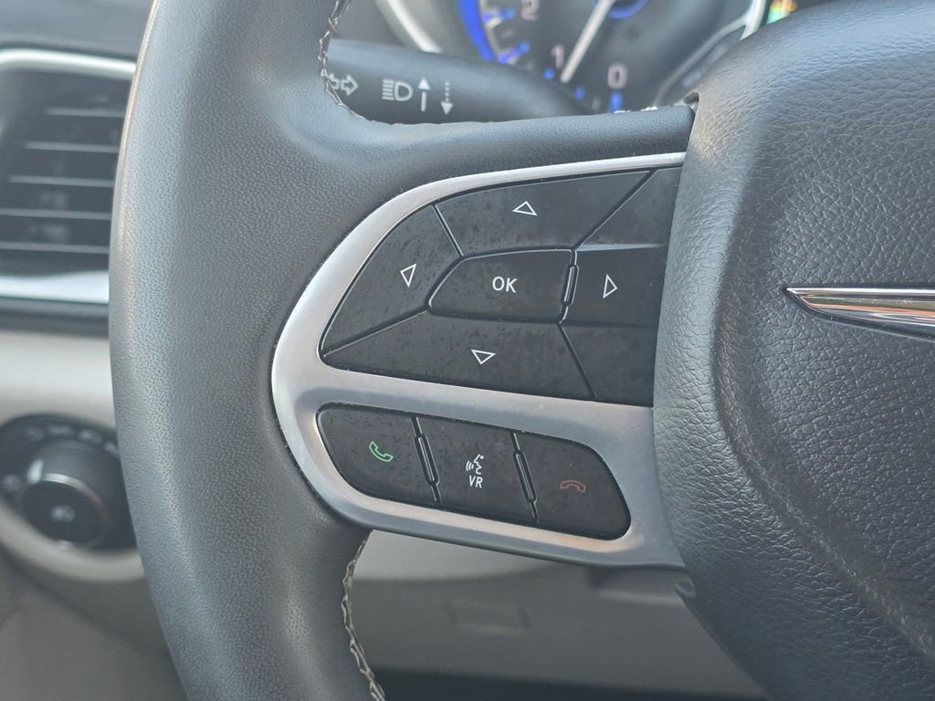 Certified 2023 Chrysler Pacifica Touring-L image 37