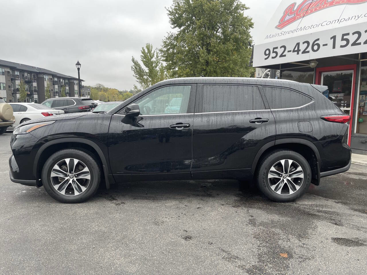 Used 2022 Toyota Highlander XLE image 3