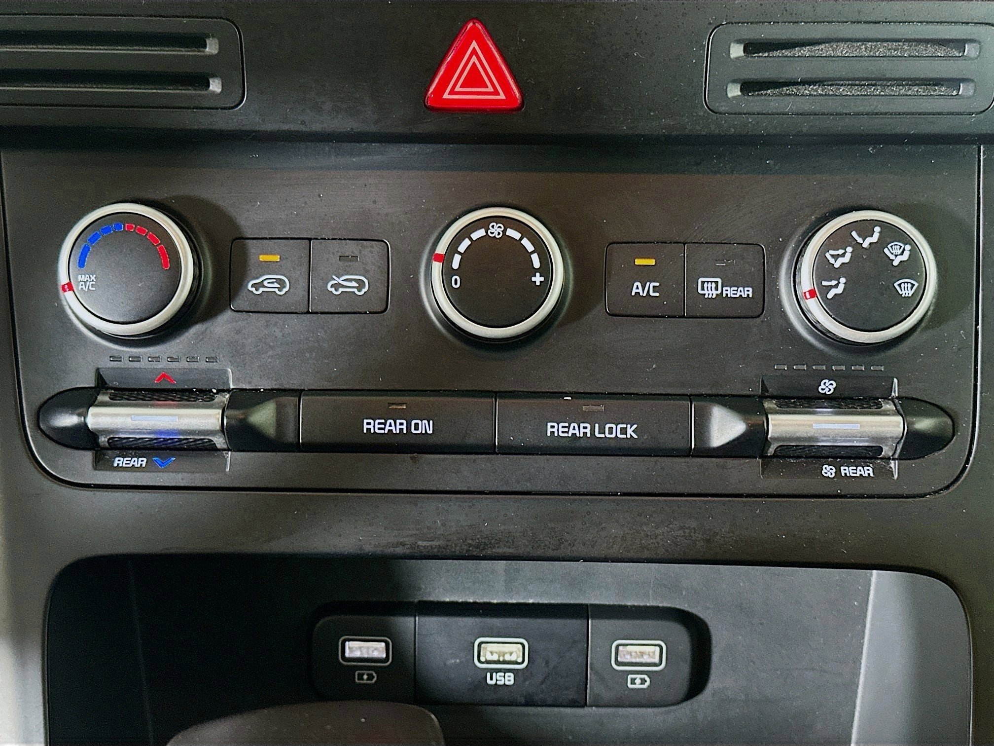 Used 2024 Kia Carnival LX image 23