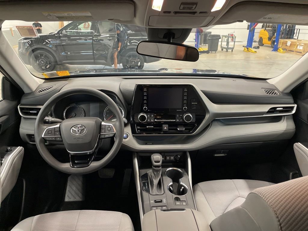 Used 2021 Toyota Highlander L AWD/4WD image 11