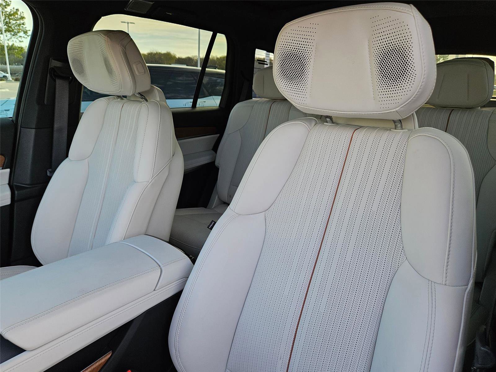 New 2026 Cadillac Vistiq Sport w/ LPO, Floor Liner Package AWD/4WD image 12