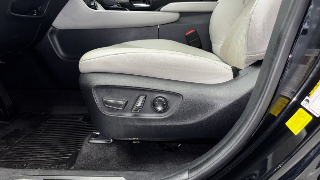 Used 2024 Toyota Grand Highlander AWD image 12