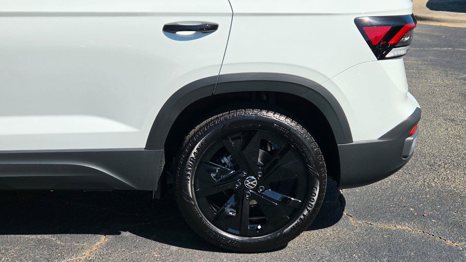 New 2027 Volkswagen Taos SE FWD image 15