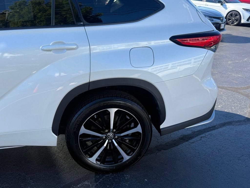 Used 2021 Toyota Highlander XSE AWD/4WD image 4
