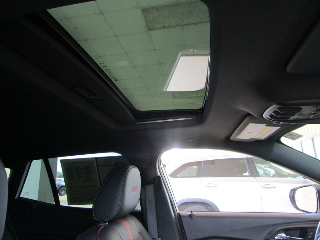 Used 2025 Chevrolet Trax RS w/ Sunroof Package FWD image 25