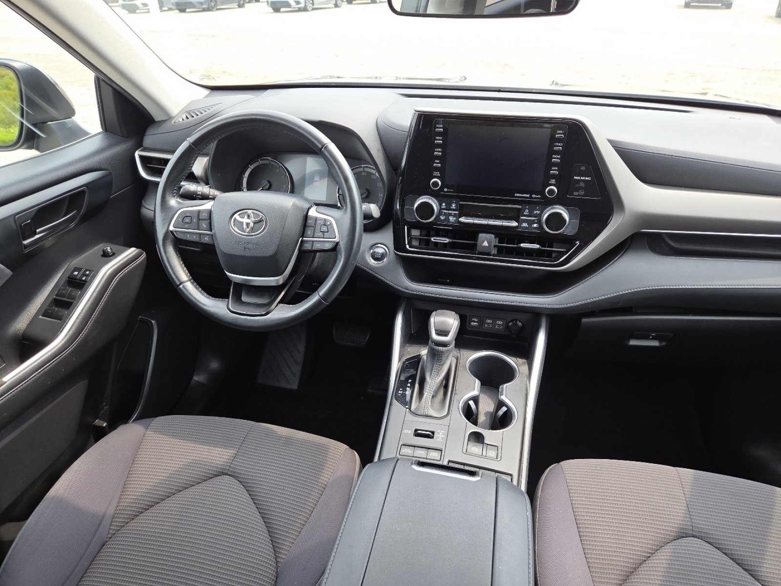 Used 2022 Toyota Highlander LE AWD/4WD image 22