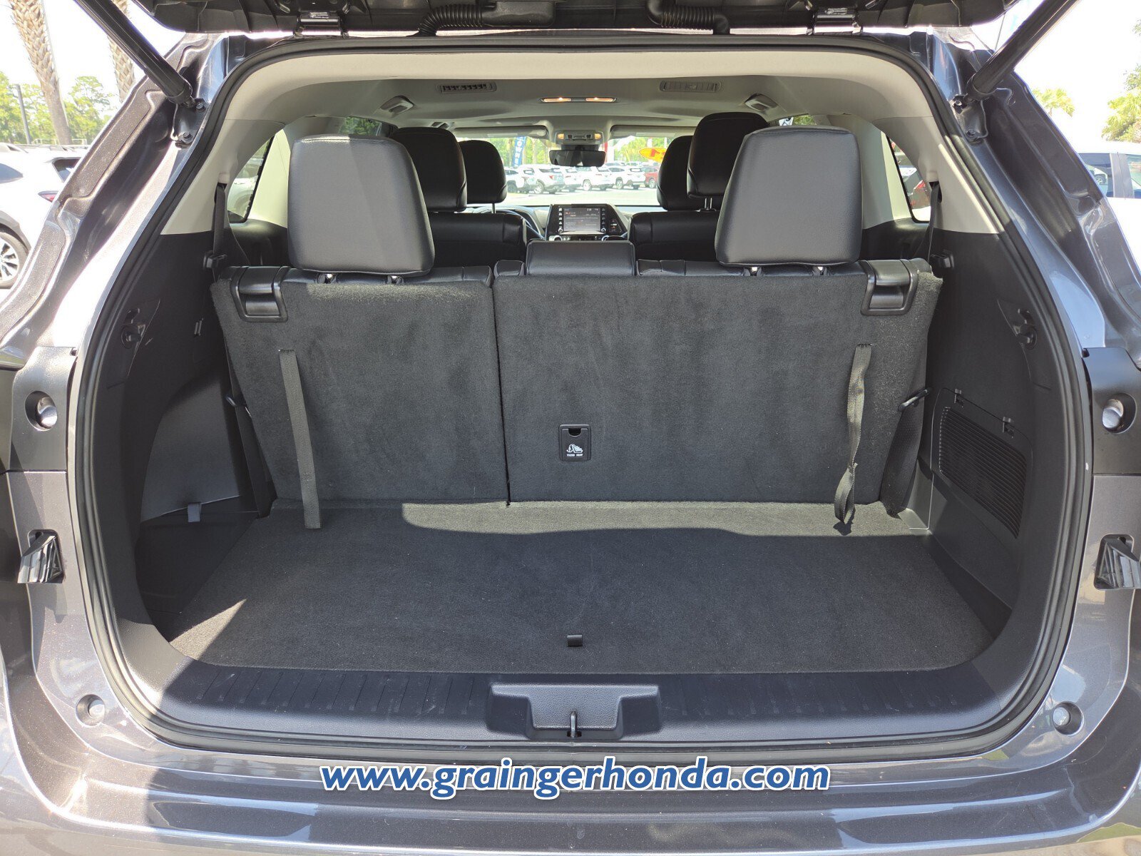 Used 2021 Toyota Highlander XLE FWD image 11