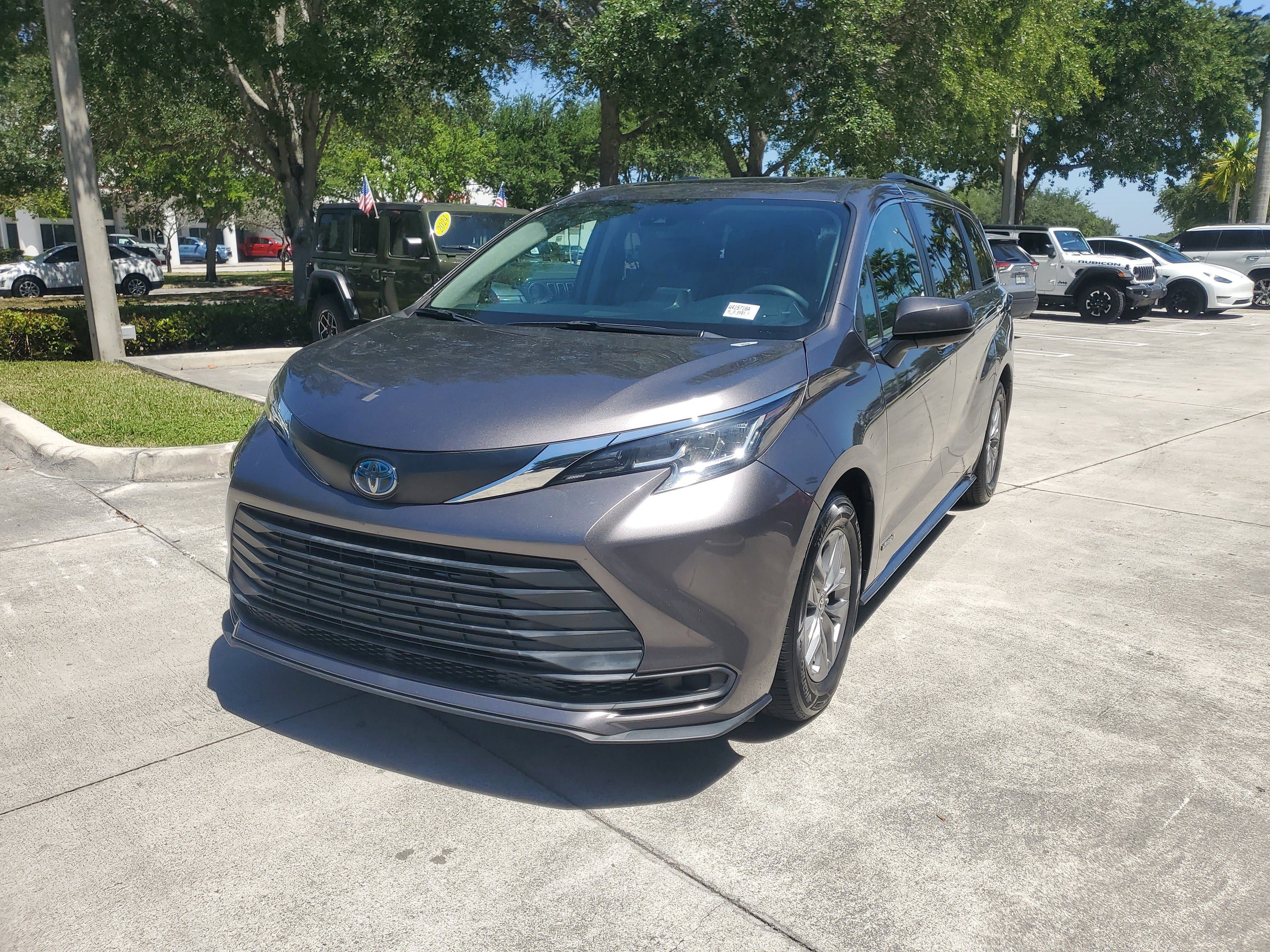 Used 2021 Toyota Sienna LE w/ LE Plus Package FWD image 7