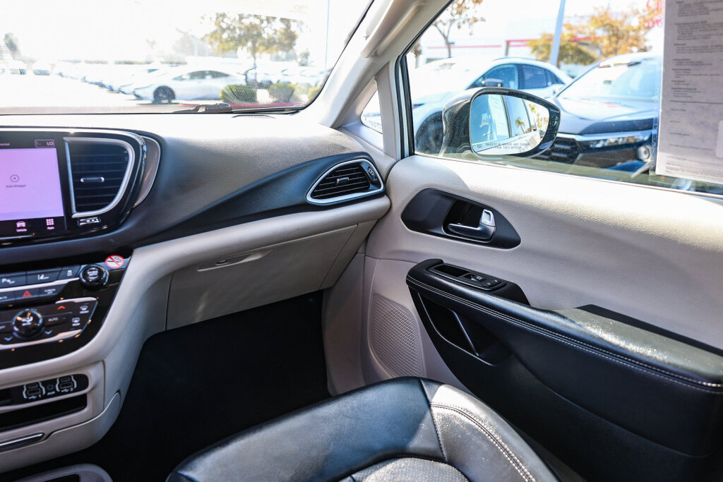 Used 2024 Chrysler Pacifica Touring-L FWD image 6