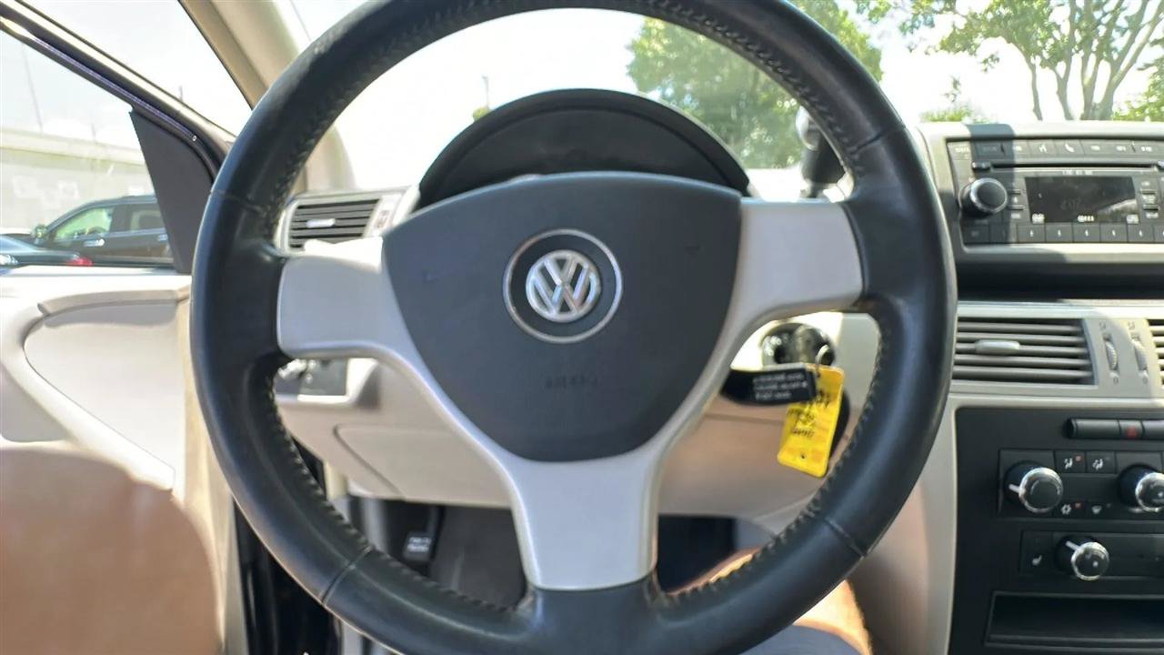 Used 2010 Volkswagen Routan SE FWD image 34
