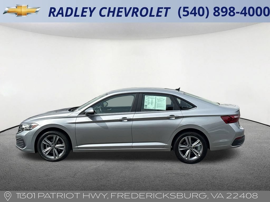Used 2024 Volkswagen Jetta SE FWD image 2