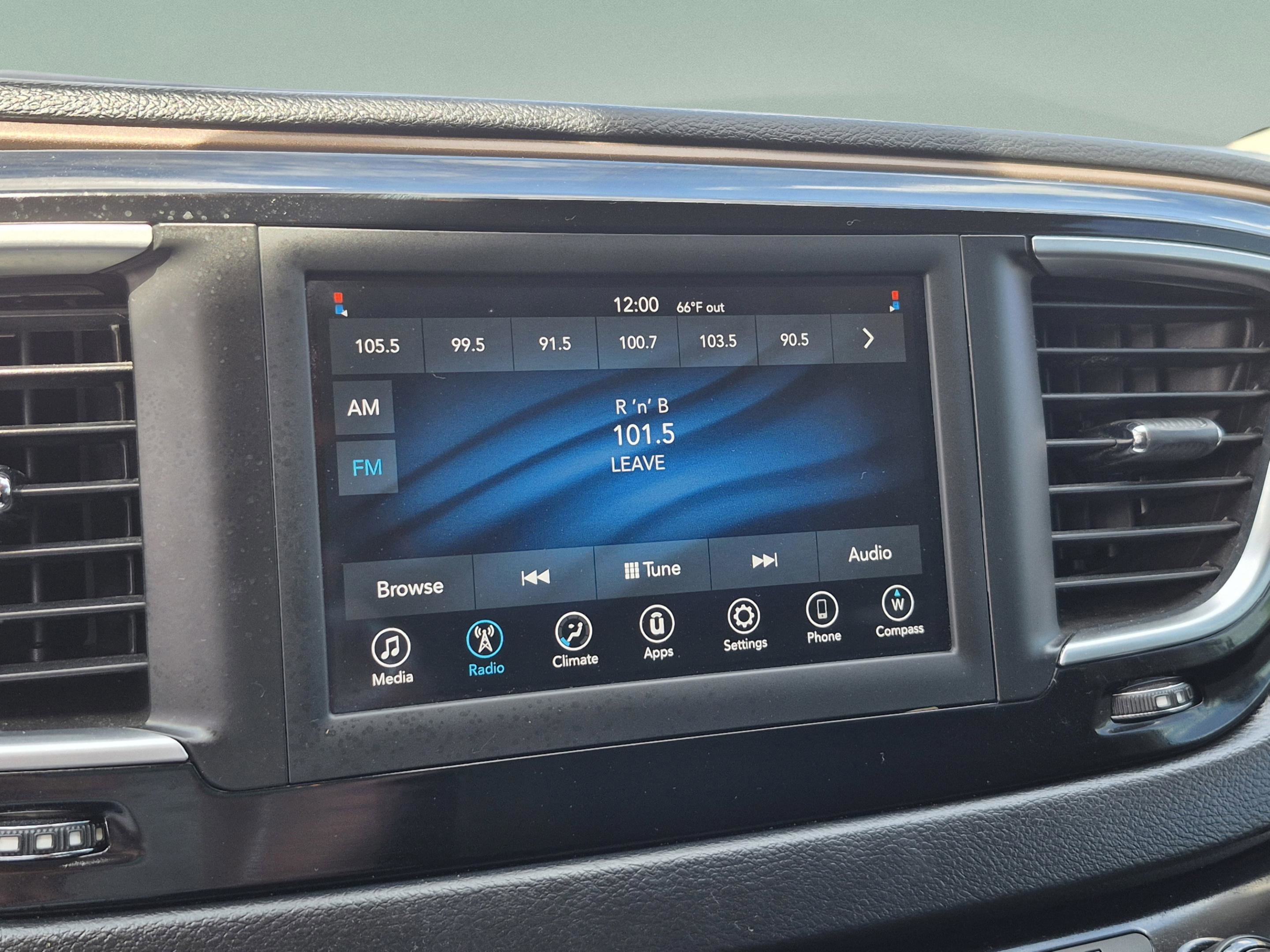 Used 2018 Chrysler Pacifica L image 22