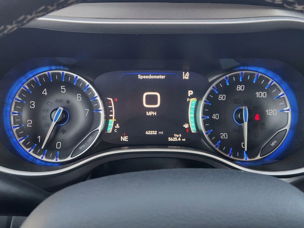 Used 2024 Chrysler Pacifica Touring-L image 17