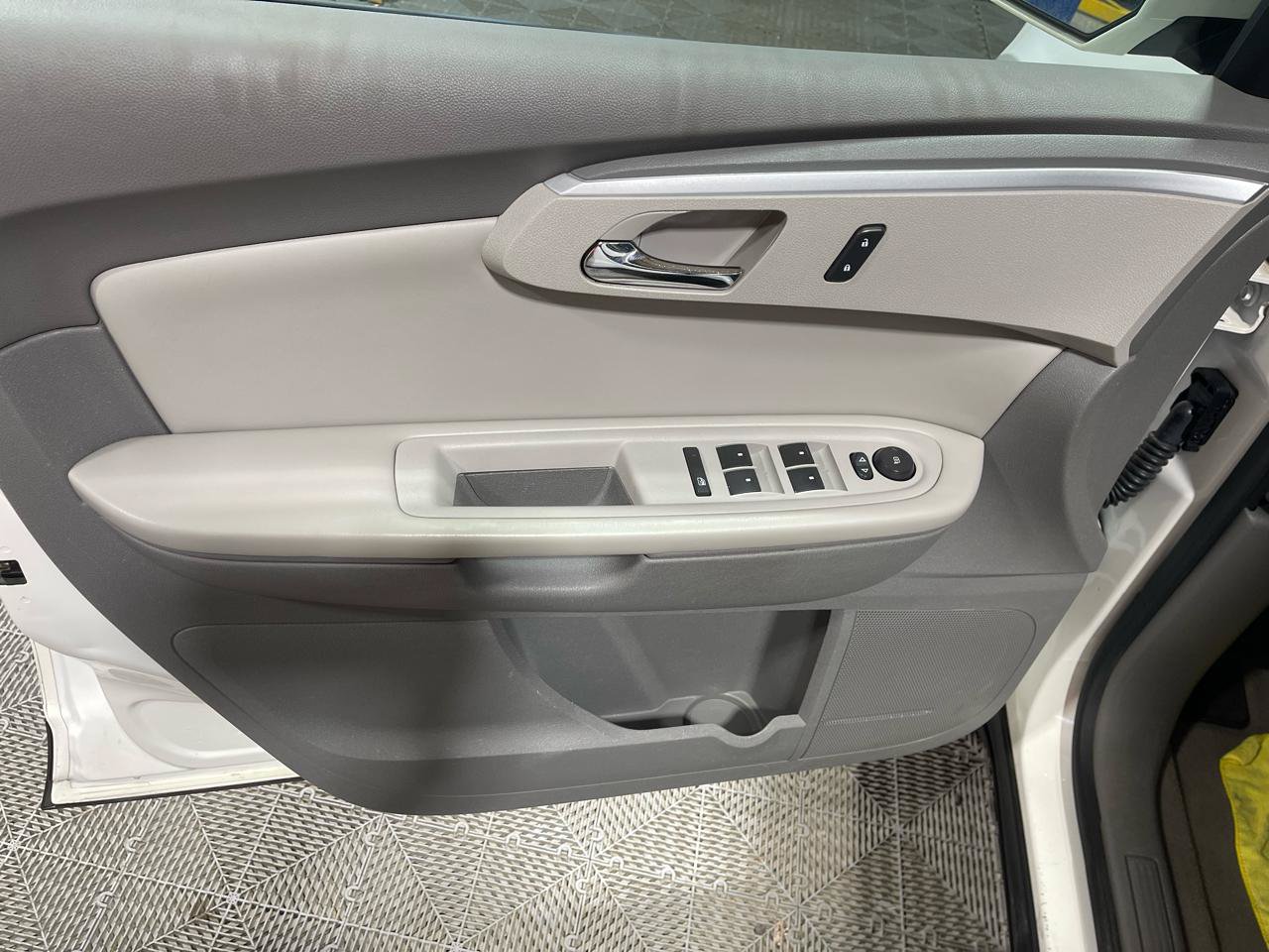 Used 2011 Chevrolet Traverse LT AWD/4WD image 25