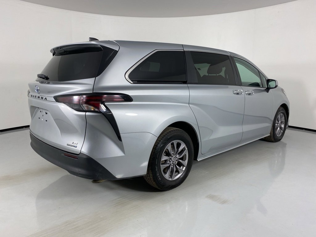 Used 2023 Toyota Sienna LE image 7
