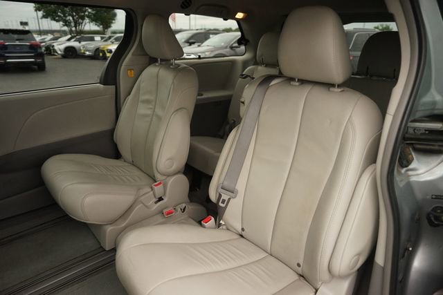 Used 2013 Toyota Sienna XLE w/ Entertainment Pkg FWD image 13