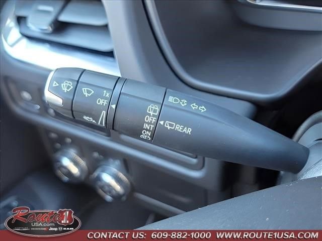 Used 2024 GMC Yukon SLT AWD/4WD image 16