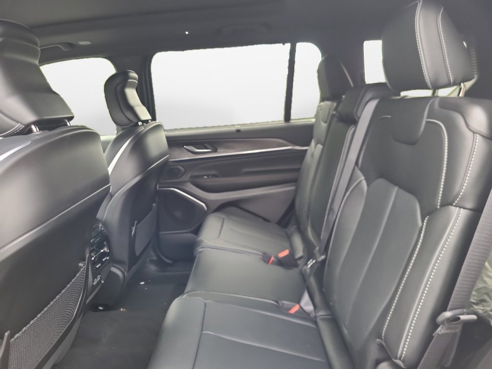 New 2025 Jeep Grand Cherokee L Overland w/ Luxury Tech Group IV image 13