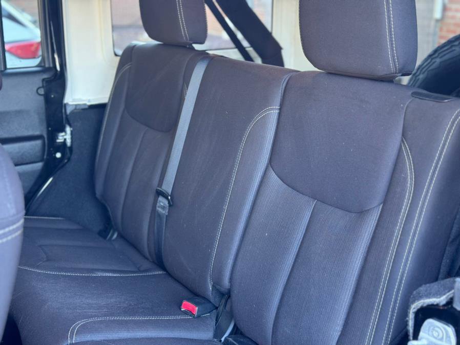 Used 2014 Jeep Wrangler Unlimited Rubicon image 16