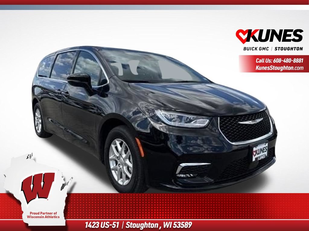 Used 2025 Chrysler Pacifica Select