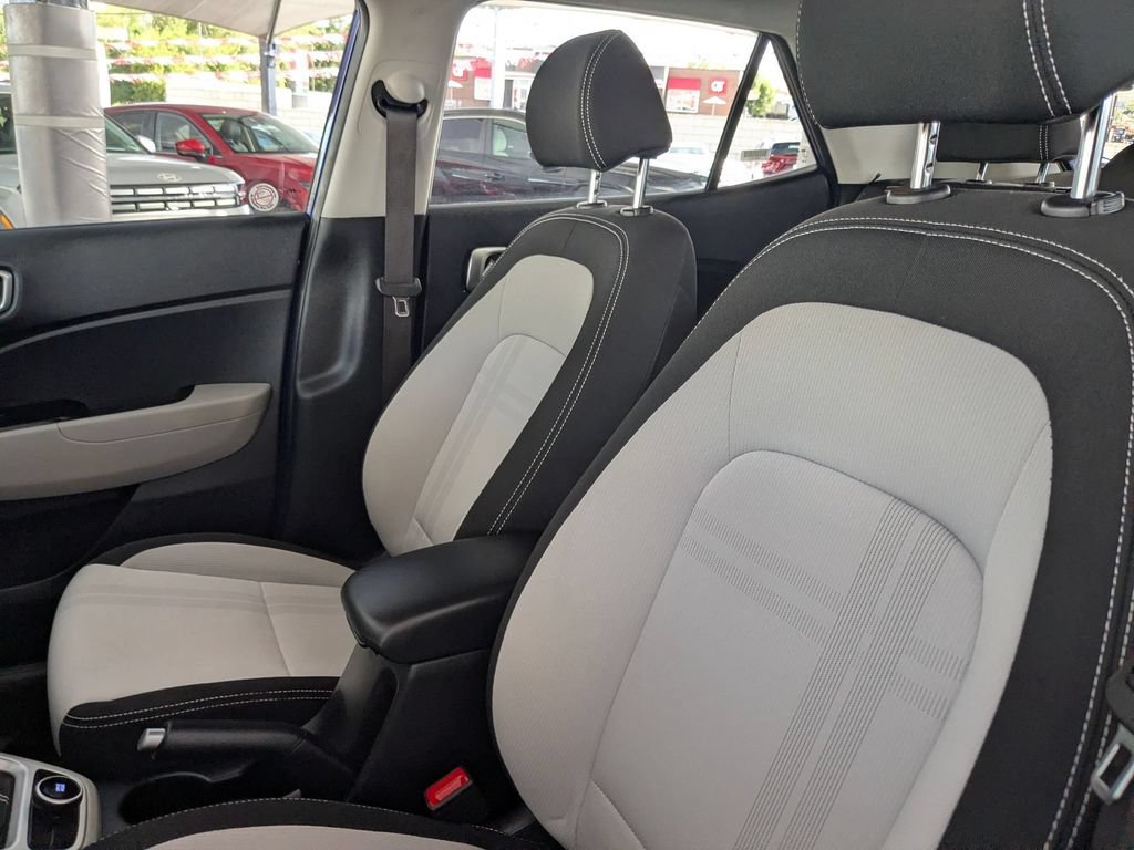 Used 2025 Hyundai Venue SEL FWD image 14