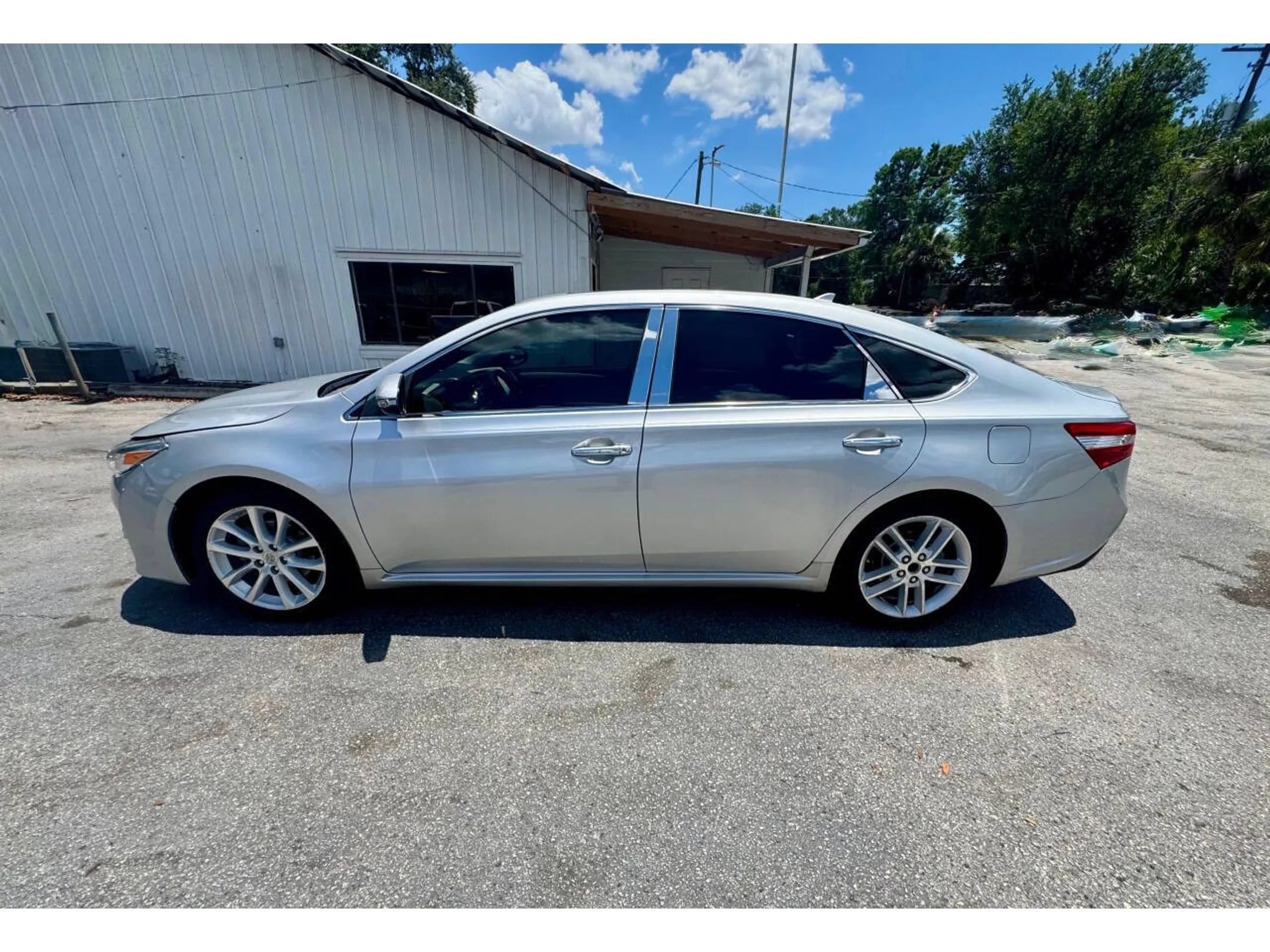 Used 2014 Toyota Avalon Limited w/ Technology Package FWD image 9