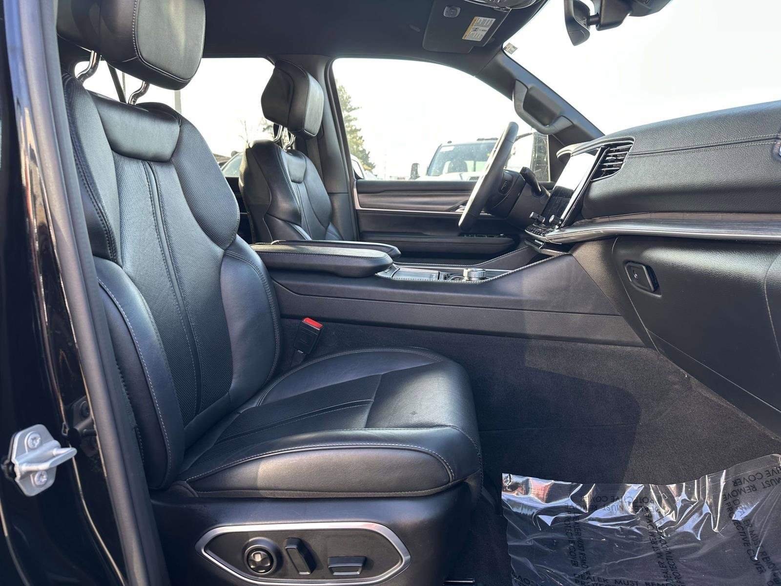 Used 2024 Jeep Wagoneer L Series II w/ Flexible Seating Group image 26