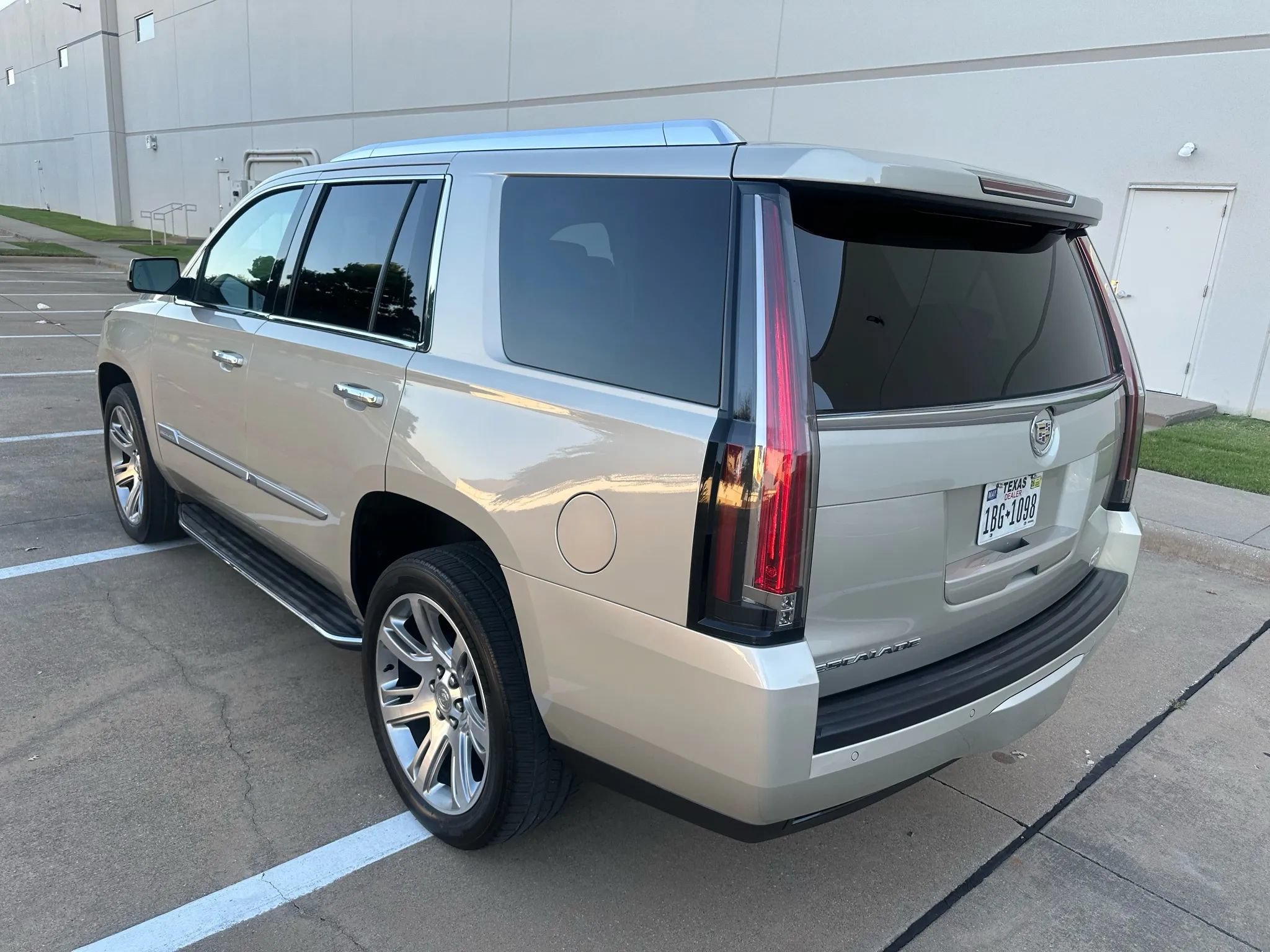 Used 2015 Cadillac Escalade Luxury AWD/4WD image 12
