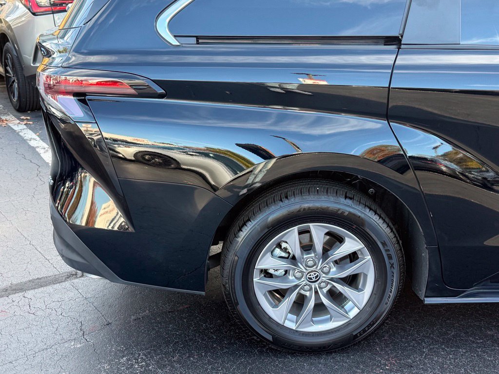 Used 2026 Toyota Sienna XLE FWD image 8