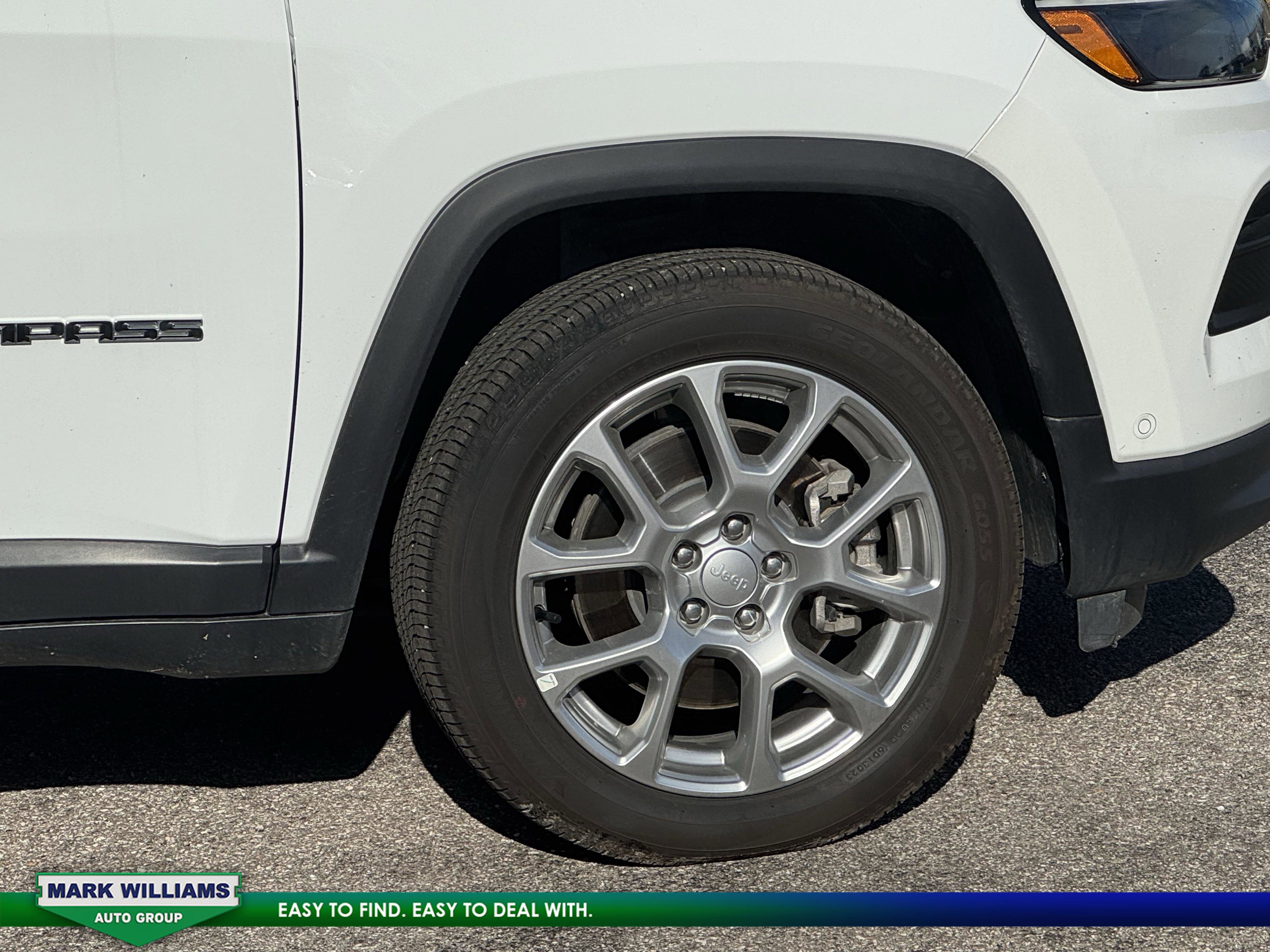 Used 2024 Jeep Compass Latitude w/ Sun and Sound Group image 28