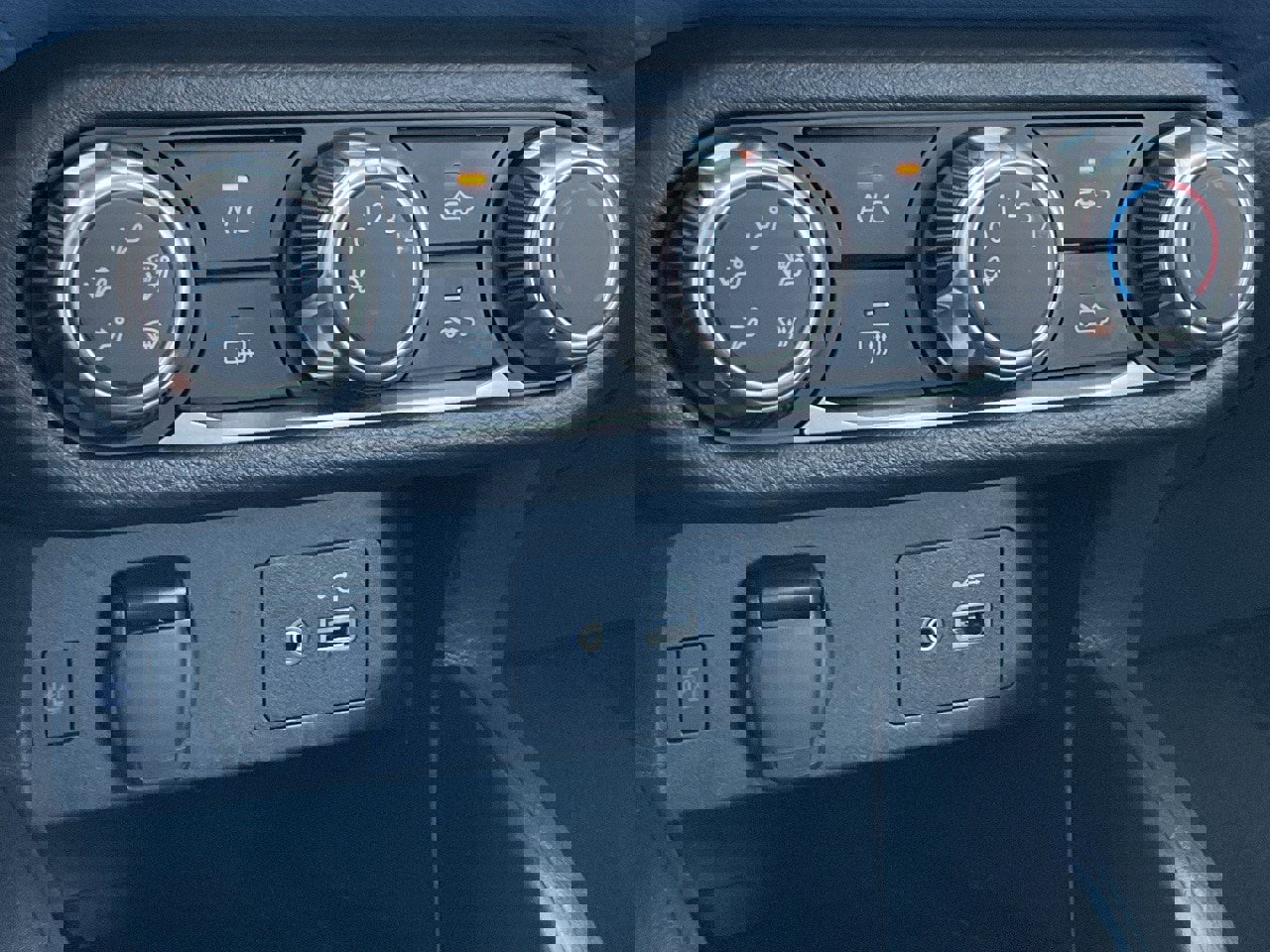 Used 2025 Nissan Versa SV w/ Trunk Package image 31