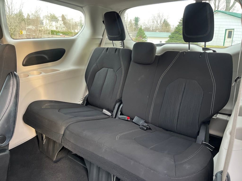 Used 2023 Chrysler Voyager LX image 32