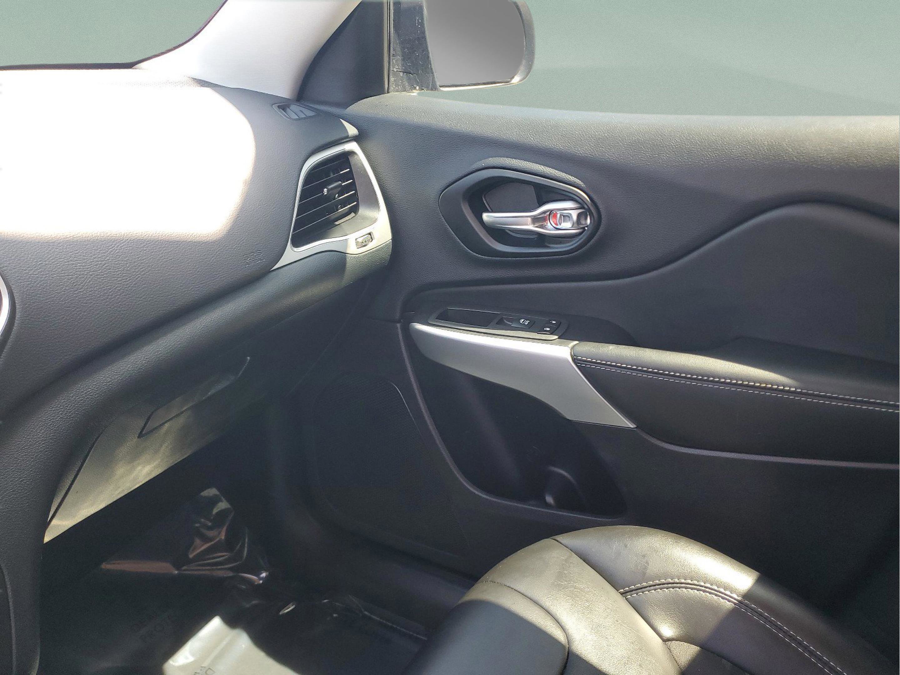 Used 2022 Jeep Cherokee Latitude AWD/4WD image 21