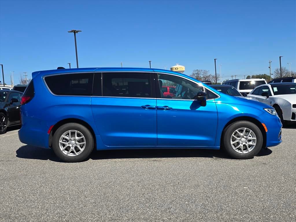 New 2026 Chrysler Pacifica Select FWD image 2