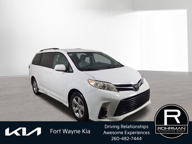 Used 2018 Toyota Sienna LE image 4