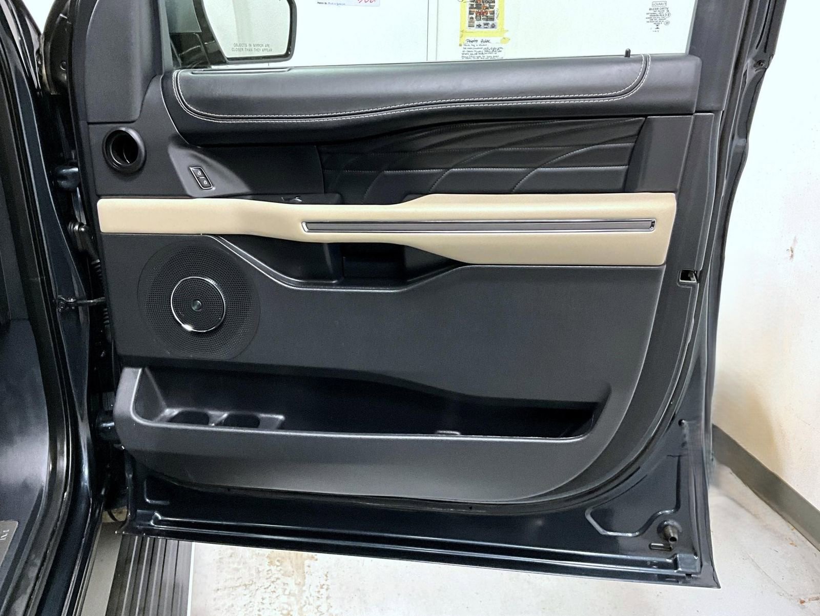 Used 2024 Ford Expedition Platinum image 17