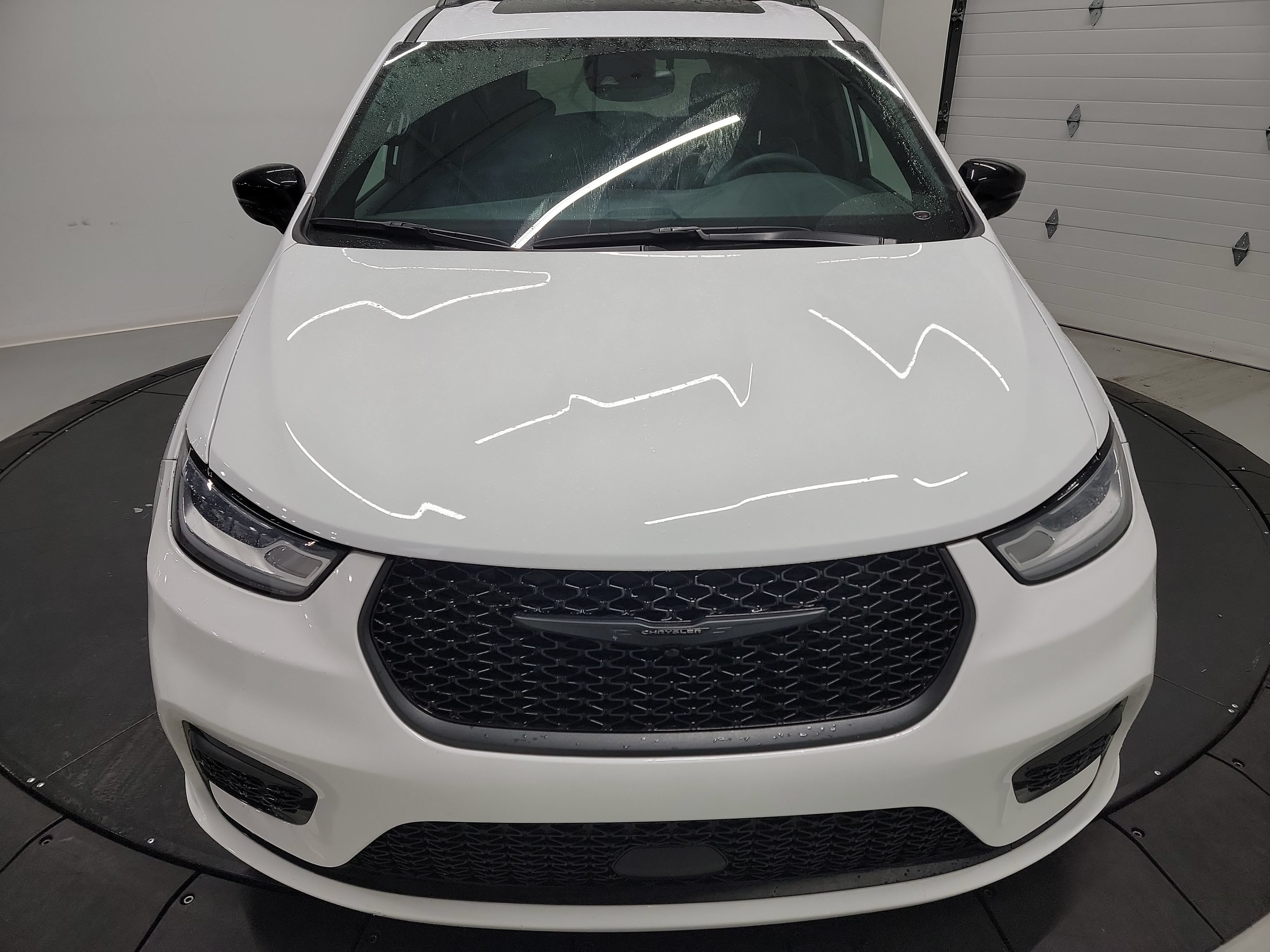 Used 2025 Chrysler Pacifica Limited FWD image 2