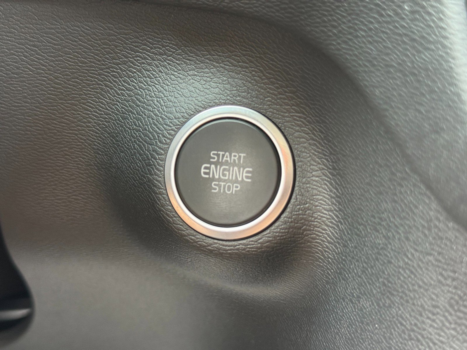 Used 2024 Volvo XC40 B5 Ultimate w/ Climate Package AWD/4WD image 24