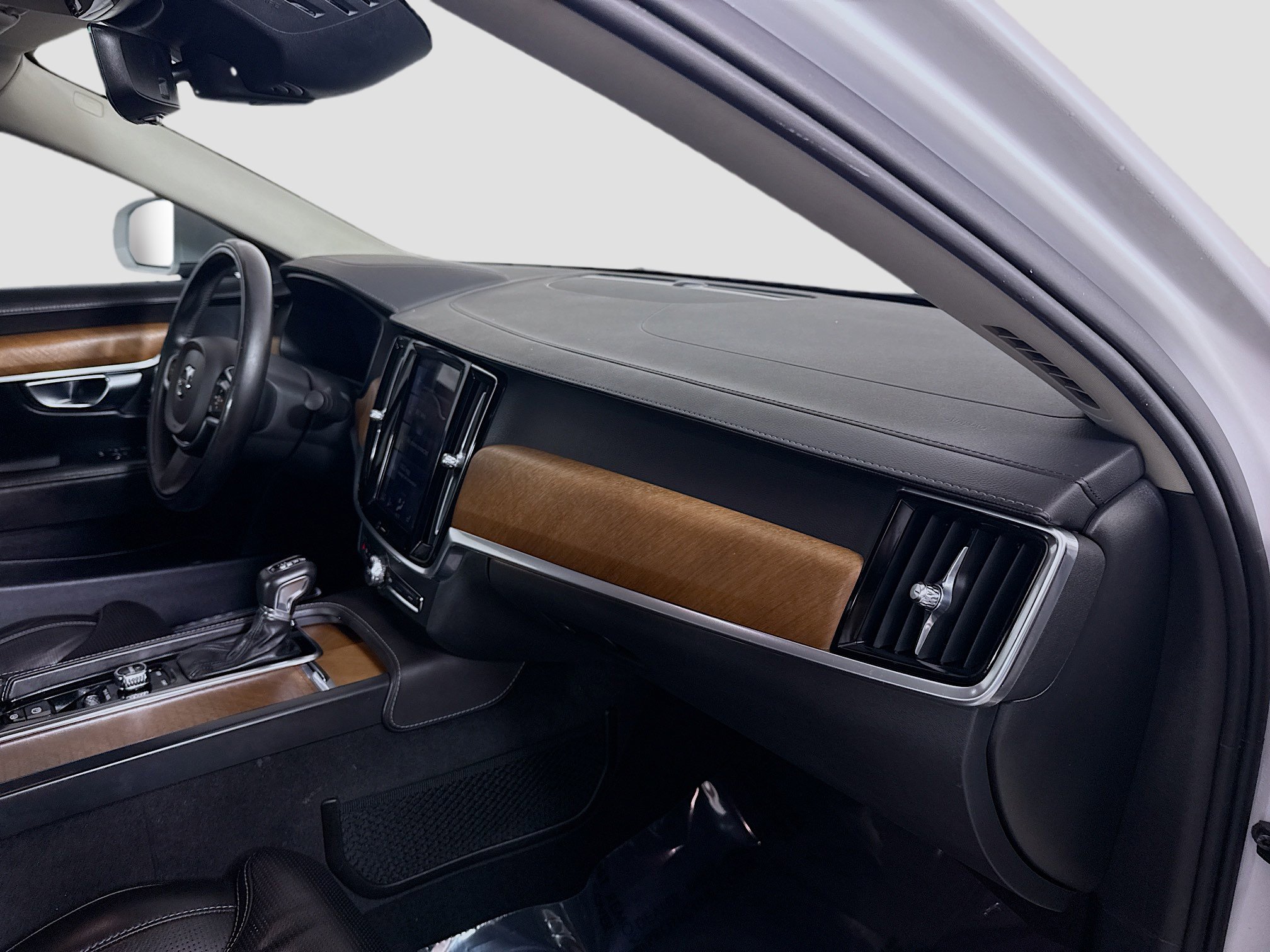 Used 2017 Volvo S90 T6 Inscription w/ Vision Package image 30