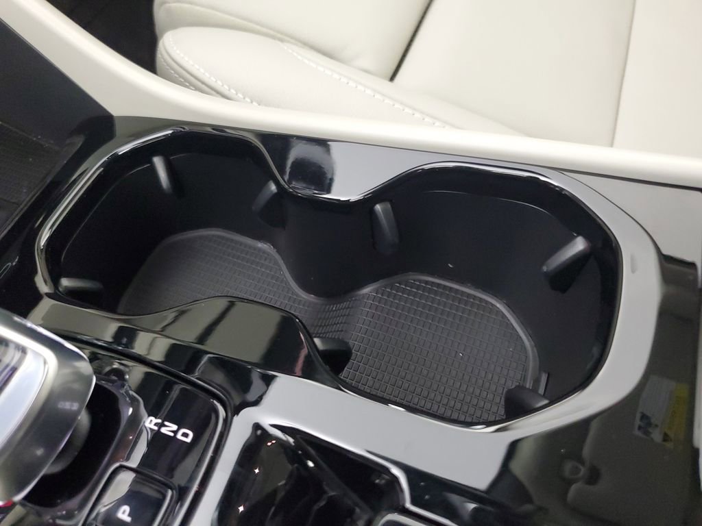 Certified 2026 Volvo XC40 B5 Plus w/ Protection Package Premier image 33