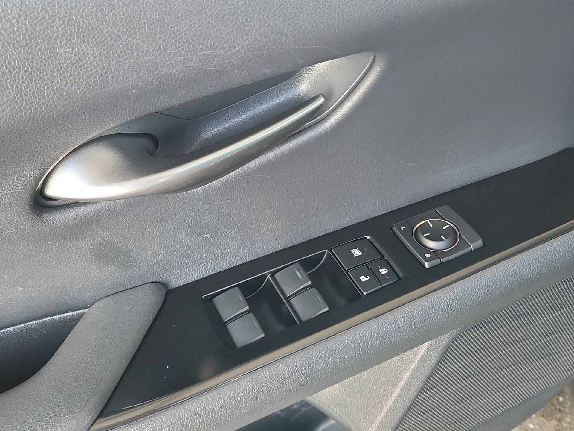 Used 2019 Lexus UX 200 w/ Accessory Package FWD image 15