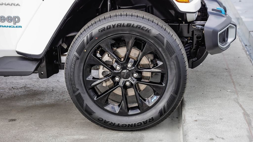 Used 2023 Jeep Wrangler Unlimited Sahara AWD/4WD image 11