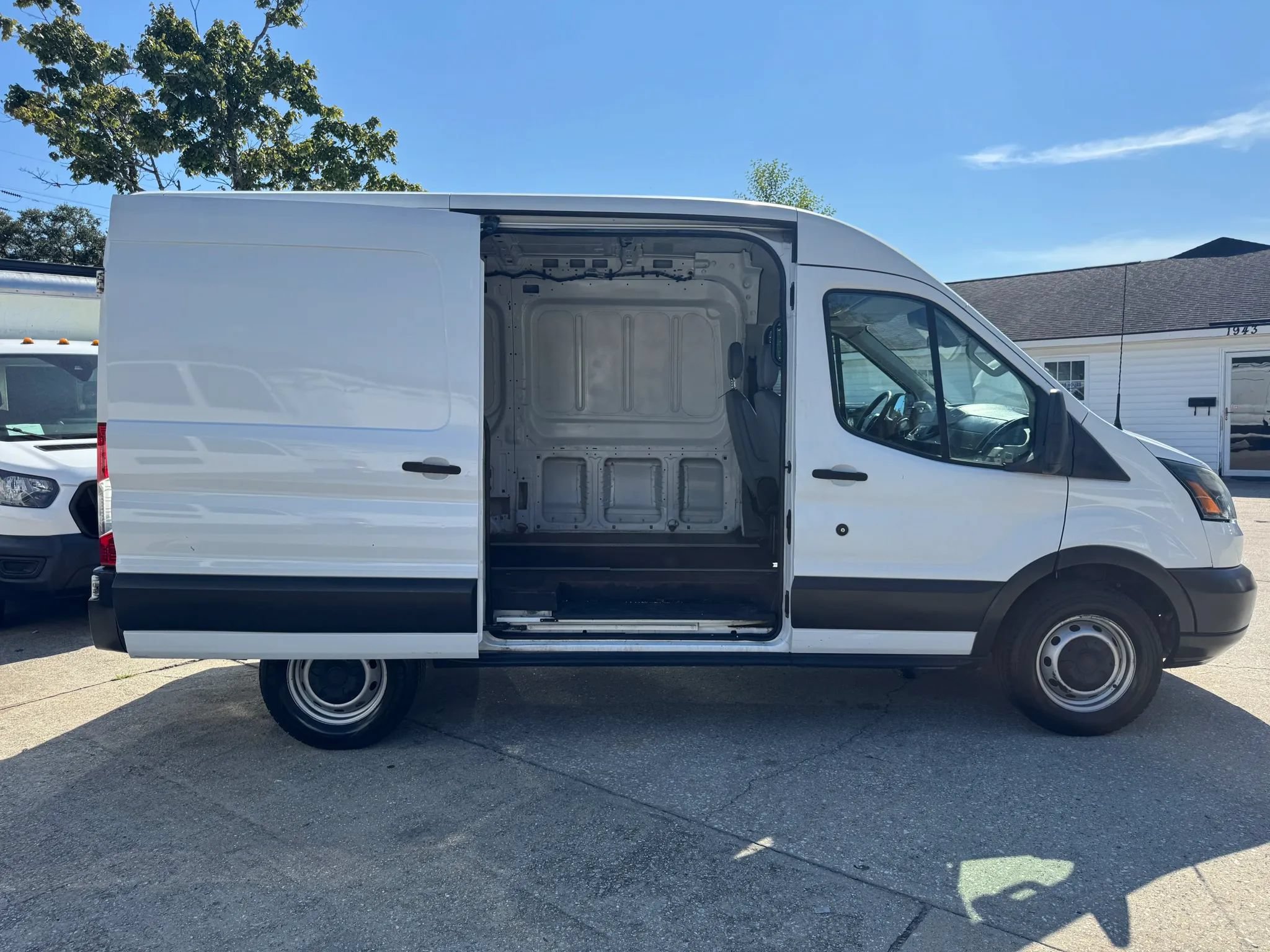 Used 2016 Ford Transit 250 130 Medium Roof RWD image 11