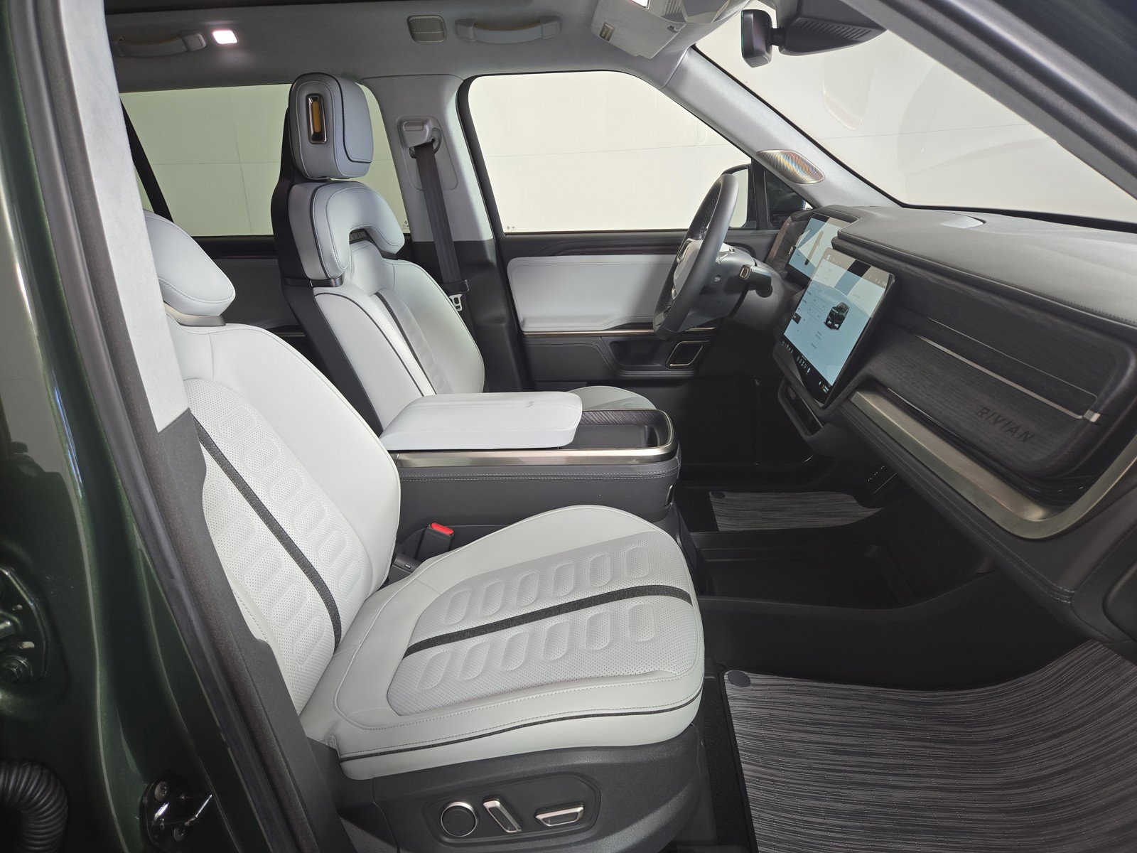 Used 2024 Rivian R1S Adventure image 24