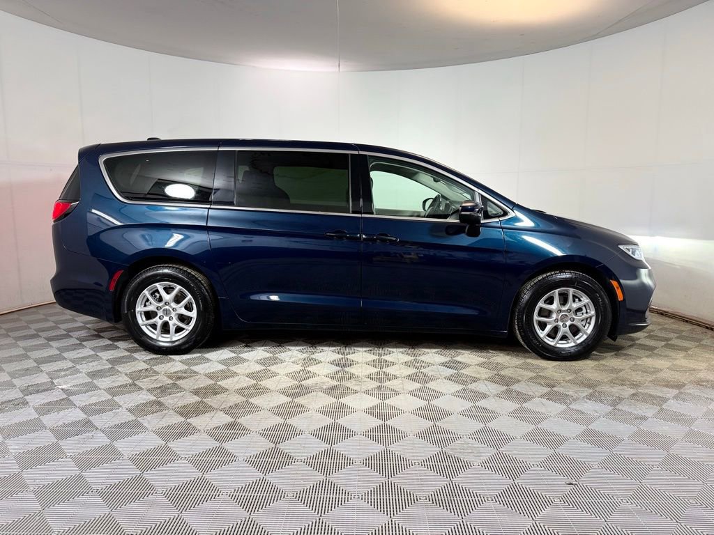 Used 2023 Chrysler Pacifica Touring-L image 8