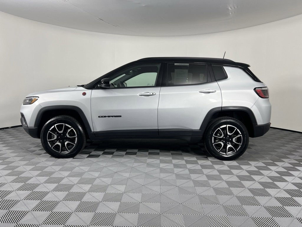 Used 2024 Jeep Compass Trailhawk image 5